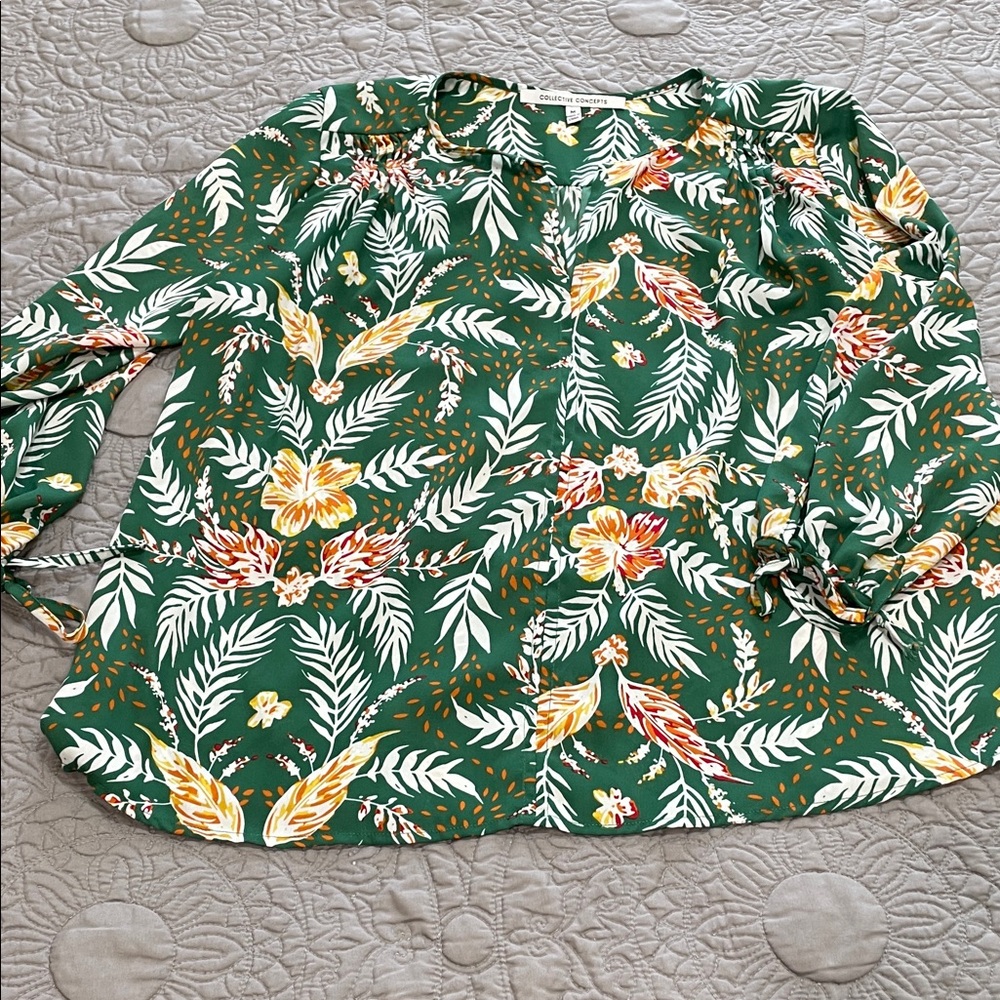*3 for $10* Collective Concepts Floral Top M